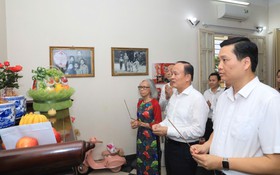 Chủ tịch HĐND thành phố Hà Nội Nguyễn Ngọc Tuấn thăm gia đình đồng chí Nguyễn Khang