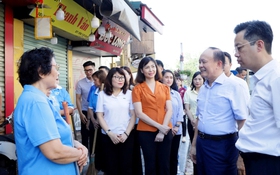 Chủ tịch HĐND Thành phố Nguyễn Ngọc Tuấn cùng nhân dân phường Hoàn Kiếm ra quân tổng vệ sinh môi trường