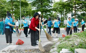 Bí thư Thành ủy Bùi Thị Minh Hoài tổng vệ sinh môi trường cùng nhân dân phường Xuân Đỉnh