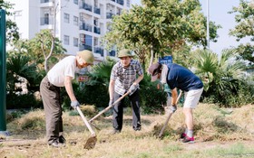 Cán bộ, nhân dân phường Phúc Lợi ra quân tổng vệ sinh môi trường