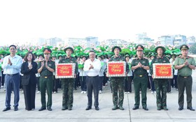 Chủ tịch UBND Thành phố Trần Sỹ Thanh thăm, động viên khối tham gia Lễ kỷ niệm, diễu binh, diễu hành 