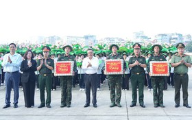 Chủ tịch UBND Thành phố Trần Sỹ Thanh thăm, động viên khối tham gia diễu binh, diễu hành