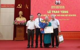 Phường Vĩnh Hưng: Trao Huy hiệu Đảng tặng 70 đảng viên đợt 2/9/2025