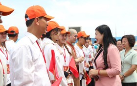 Chủ tịch Ủy ban MTTQ Việt Nam Thành phố thăm, động viên khối tham gia diễu hành A80