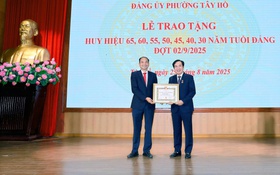 Đảng bộ phường Tây Hồ trao Huy hiệu Đảng đợt 02/9