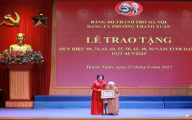 222 đảng viên phường Thanh Xuân vinh dự nhận Huy hiệu Đảng đợt 2/9