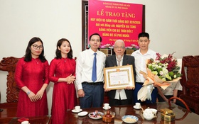 Phú Nghĩa trao Huy hiệu Đảng tại gia đình các đảng viên cao tuổi