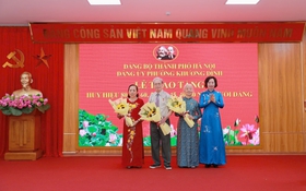Phường Khương Đình: Trao, truy tặng Huy hiệu Đảng cho 188 đảng viên
