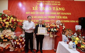 Phó Chủ tịch Thường trực UBND Thành phố Lê Hồng Sơn trao Huy hiệu 80 năm tuổi Đảng tặng đảng viên lão thành Trịnh Tiến Hòa