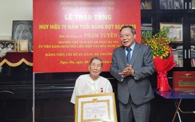 Trao Huy hiệu 75 năm tuổi Đảng tặng nhạc sĩ Phạm Tuyên