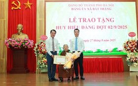 Chủ nhiệm Ủy ban Kiểm tra Thành ủy Hoàng Trọng Quyết trao Huy hiệu Đảng tại xã Bát Tràng