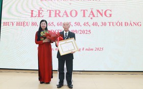 Chủ tịch Ủy ban MTTQ Việt Nam Thành phố Nguyễn Lan Hương trao Huy hiệu Đảng tại Đảng bộ phường Vĩnh Tuy