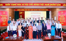 Phường Phú Thượng tổ chức Lễ trao Huy hiệu Đảng đợt 2/9