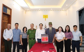 Lãnh đạo xã Phú Nghĩa thăm tặng quà các gia đình chính sách, người có công