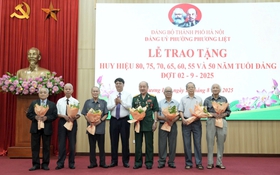 Phương Liệt: 245 đảng viên được trao Huy hiệu Đảng đợt 2/9