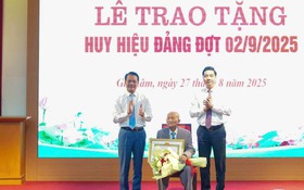 Chủ nhiệm Ủy ban Kiểm tra Thành ủy Hoàng Trọng Quyết dự Lễ trao Huy hiệu Đảng tại xã Gia Lâm