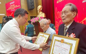 190 đảng viên phường Đống Đa vinh dự nhận Huy hiệu Đảng đợt 2/9