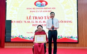 Trưởng Ban Nội chính Thành ủy Đỗ Anh Tuấn trao tặng Huy hiệu Đảng tại xã Nam Phù