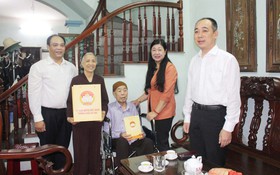 Đồng chí Nguyễn Lan Hương thăm, tặng quà các gia đình có hoàn cảnh khó khăn phường Vĩnh Tuy