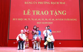 Đồng chí Nguyễn Lan Hương trao Huy hiệu Đảng tặng đảng viên lão thành phường Bạch Mai