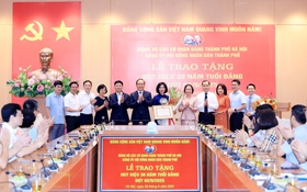 Phó Chủ tịch Thường trực HĐND Thành phố Phùng Thị Hồng Hà nhận Huy hiệu 30 năm tuổi Đảng