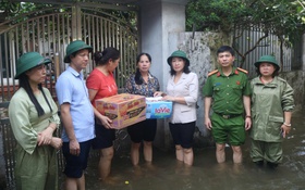 Lãnh đạo phường Tây Mỗ thăm hỏi, hỗ trợ các hộ dân bị ảnh hưởng do bão số 5