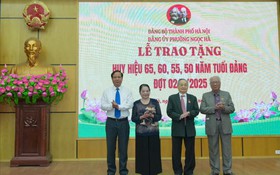 226 đảng viên phường Ngọc Hà nhận Huy hiệu Đảng đợt 2/9