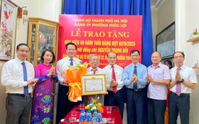 Trao Huy hiệu 80 năm tuổi Đảng tặng đồng chí Nguyễn Trọng Đối