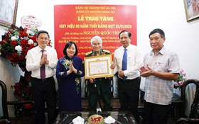 Bí thư Thành ủy Bùi Thị Minh Hoài trao Huy hiệu 80 năm tuổi đảng tặng Trung tướng Nguyễn Quốc Thước