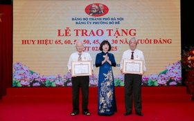 Đảng ủy phường Bồ Đề tổ chức Lễ trao Huy hiệu Đảng đợt 2/9