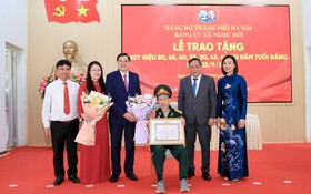 Phó Bí thư Thường trực Thành ủy Nguyễn Văn Phong trao Huy hiệu Đảng tại xã Ngọc Hồi