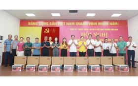 Phường Lĩnh Nam: Trao tặng 10 bộ máy tính hỗ trợ Tổ dân phố phục vụ chuyển đổi số