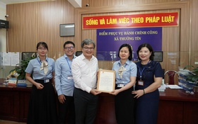 Phó Chủ tịch UBND Thành phố Trương Việt Dũng trao Thư cảm ơn Điểm Phục vụ hành chính công xã Thường Tín