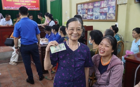 Xã Đại Xuyên tích cực chi trả quà cho người dân dịp 2/9