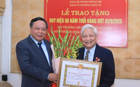 Trao Huy hiệu 80 năm tuổi Đảng tặng Nhà báo lão thành Hà Đăng