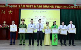 Khen thưởng 52 điển hình trong công tác tổ chức Đại hội Đảng xã Đa Phúc