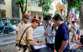 Hà Nội ra quân, xử lý hàng loạt phụ huynh, học sinh vi phạm giao thông