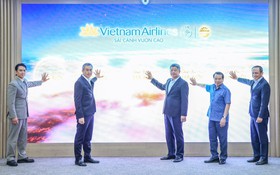 Cùng Vietnam Airlines “Chạm thu Hà Nội”