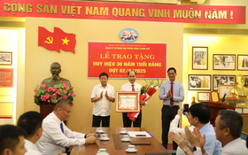 Trao Huy hiệu 30 năm tuổi Đảng cho đảng viên Văn phòng UBND thành phố Hà Nội