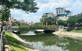 Nước sông Tô Lịch được cải thiện đáng kể, có thể nhìn thấy đáy
