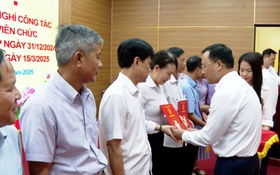 Xã Ứng Hòa trao quyết định nghỉ việc cho 27 đồng chí theo quy định của Chính phủ