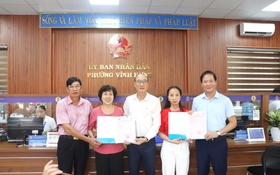 Phường Vĩnh Hưng thành phố Hà Nội trao giấy chứng nhận quyền sử dụng đất 