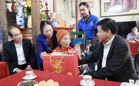 Phó Chủ tịch Thường trực UBND Thành phố Dương Đức Tuấn thăm, chúc Tết người có công xã Quảng Bị