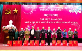 Phường Việt Hưng tặng quà, tri ân người có công dịp Tết Nguyên đán Bính Ngọ 2026