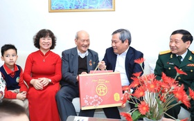 Chủ tịch UBND TP Hà Nội thăm, chúc Tết các gia đình chính sách tại Ba Đình