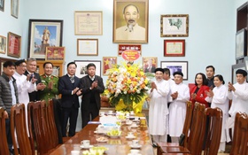 Phó Chủ tịch Thường trực UBND Thành phố Dương Đức Tuấn chúc Tết Họ đạo Cao Đài Thủ đô và Công an phường Tây Hồ