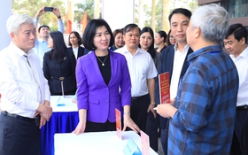 Chủ tịch Ủy ban Bầu cử Thành phố Phùng Thị Hồng Hà kiểm tra công tác chuẩn bị bầu cử tại phường Đại Mỗ