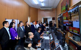 Chủ tịch Ủy ban Bầu cử Thành phố Phùng Thị Hồng Hà kiểm tra công tác tuyên truyền về bầu cử