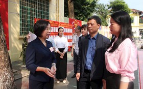 Chủ tịch Ủy ban MTTQ Việt Nam Thành phố Bùi Huyền Mai kiểm tra công tác bầu cử