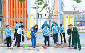 Xã Quốc Oai: Ra quân tổng vệ sinh môi trường và tuyên truyền lưu động chào mừng ngày hội toàn dân
